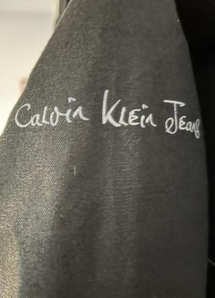 Черное утепленное пальто от бренда calvin chaussettes klein jeans.5 фото