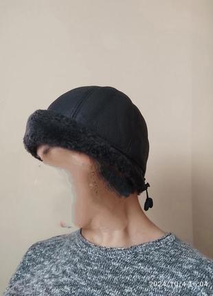 Необычная зимняя женская шапка из кожи на цегейке