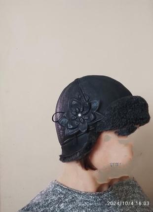 Необычная зимняя женская шапка из кожи на цегейке