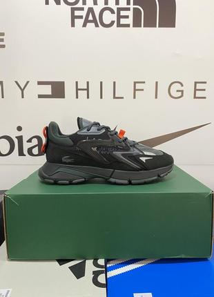 Gjuten Lacoste-bokstäver pryder tungan