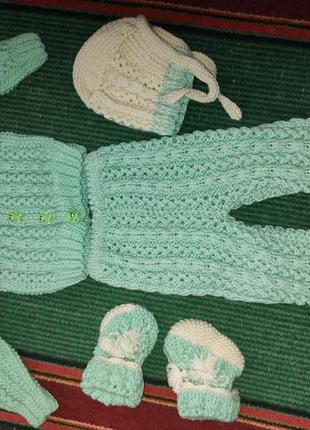 Теплый вязаный костюмчик для новорожденных