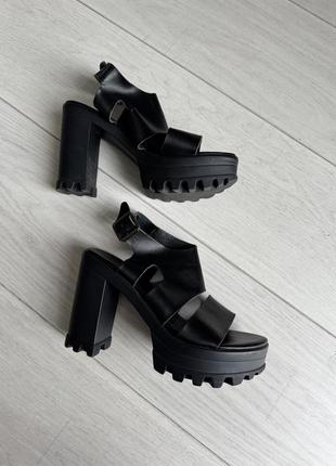 Чорні босоніжки туфлі сандалі на підборах