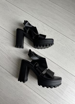 Чорні босоніжки туфлі сандалі на підборах