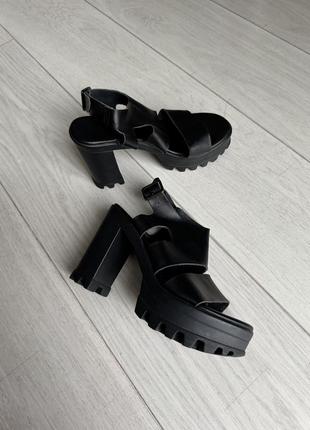 Чорні босоніжки туфлі сандалі на підборах