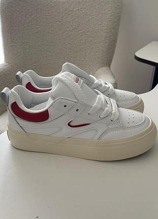 Кросівки жіночі