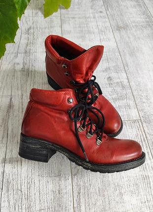 Демисезонные красные ботинки из натуральной кожи от helen billkrantz