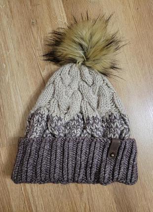 Вязаная шапка с помпоном