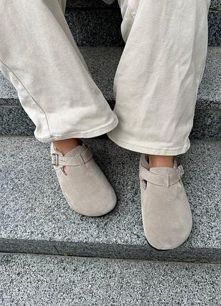Клоги женские замшевые закрытые на меху цвета латте
