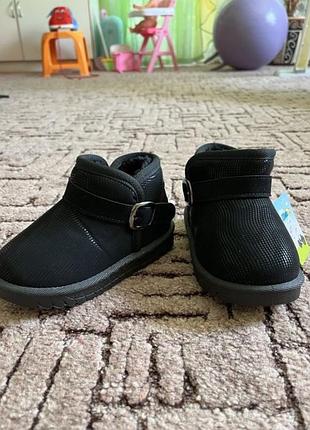 Уги на дівчинку