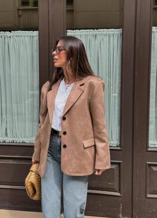 Невідʼємна частина жіночого гардеробу - замшевий подовжений піджак в трендових кольорах цієї осені,