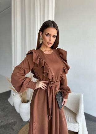 Однотонна довга сукня з воланами