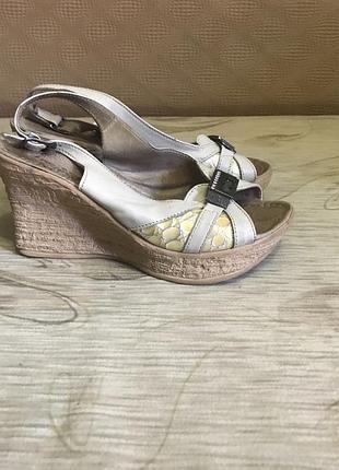 Шкіряні босоніжки на танкетці ac-step