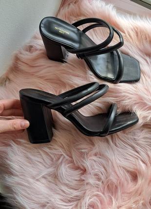 Босоніжки з квадратним носком