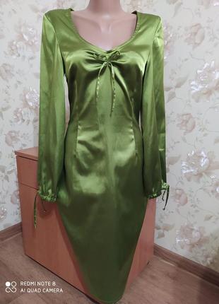 Якісна красива сукня з атласу.