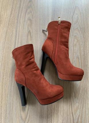 Жіночі ботильйони чоботи на високому каблуці з єкозамшу