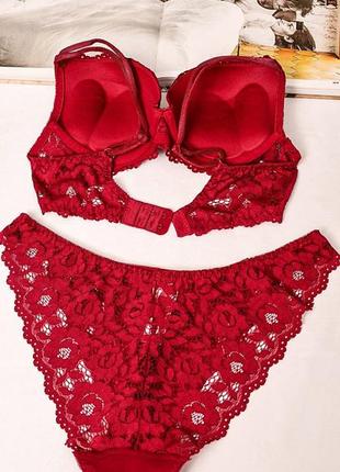 Роскошный комплект женского нижнего белья в цвете бордо