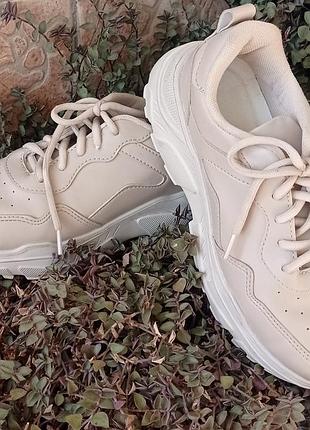 Женские кроссовки