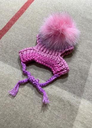 Шапка для собак ручної в'язки "градієнт" без закоту з натуральним рожевим бубоном, рожева