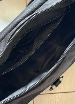 Топ! сумка-мессенджер через плечо trapstar с рефлективным логотипом в черном цвете....