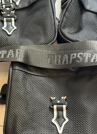 Топ! сумка-мессенджер через плечо trapstar с рефлективным логотипом в черном цвете....