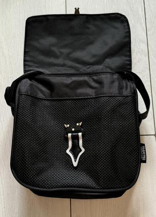 Топ! сумка-мессенджер через плечо trapstar с рефлективным логотипом в черном цвете....