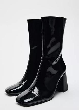 Ботинки с лакированным эффектом