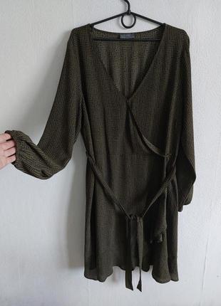 Гарна сукня на запах під пасок у горошок