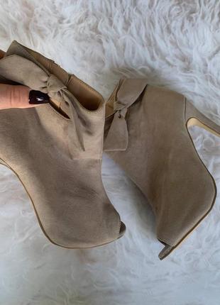 Бежеві замшеві ботильйони