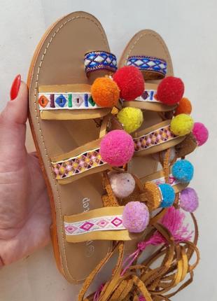 Кольорові барвисті нереальні фантастичні сандалі босоніжки гладіатори на зав'язках в бохо етно стилі з бомбонами орнамент4 фото