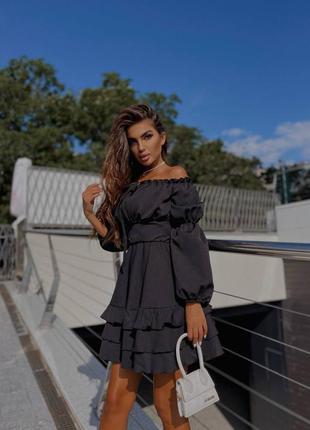 Платье в стиле мини с воланами.
