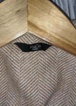 Бежево-белое пальто в зигзаг m&co #32516 фото