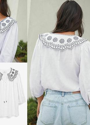 Стильна блуза з вишитим комірцем