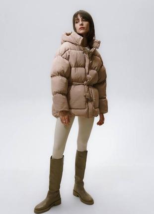 Пуховик с поясом бежевый