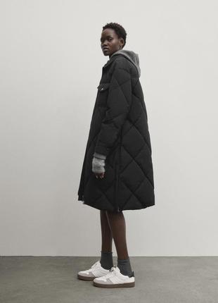 Довге стебане пальто від massimo dutti в стилі prada