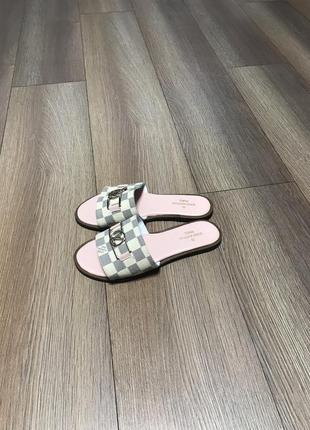Стильні шльопанці від louis vuitton