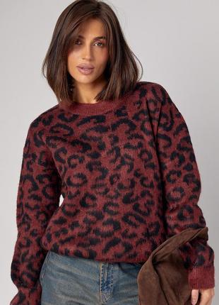 Стильный вязаный джемпер с леопардовым принтом бордового цвета. модель 2386