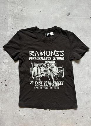Женская футболка топ мерч ramones h&m размер s