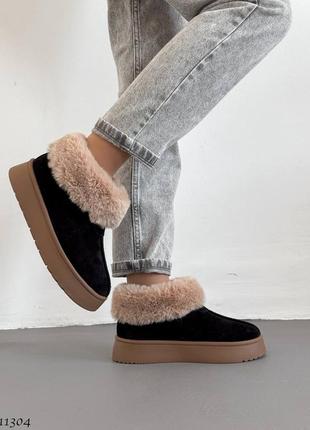 Чорні натуральні замшеві короткі низькі уггі угі уги угги з бежевим хутром на бежевій...