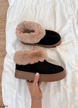 Чорні натуральні замшеві короткі низькі уггі угі уги угги з бежевим хутром на бежевій...