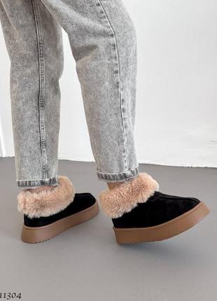 Чорні натуральні замшеві короткі низькі уггі угі уги угги з бежевим хутром на бежевій...