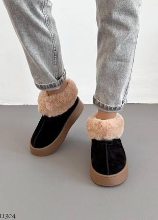 Чорні натуральні замшеві короткі низькі уггі угі уги угги з бежевим хутром на бежевій...