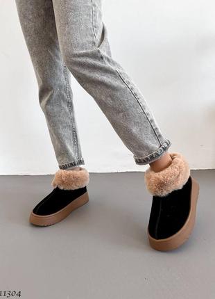 Чорні натуральні замшеві короткі низькі уггі угі уги угги з бежевим хутром на бежевій...