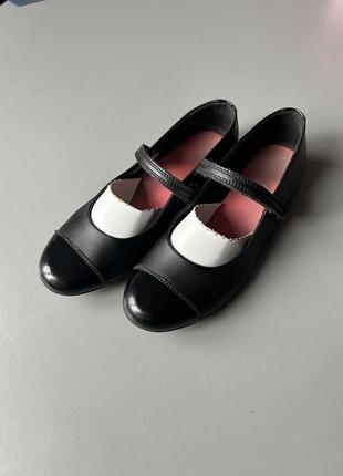 Чорні туфлі з лаковими носиками