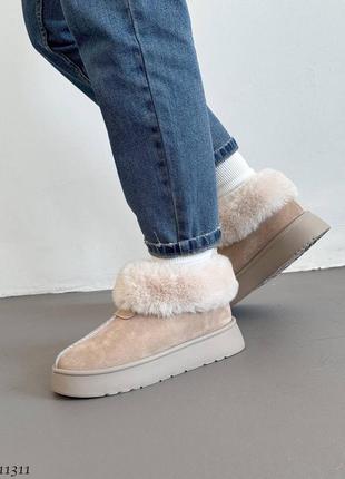 Бежеві натуральні замшеві короткі низькі уггі угі уги угги з хутром на високій товстій...