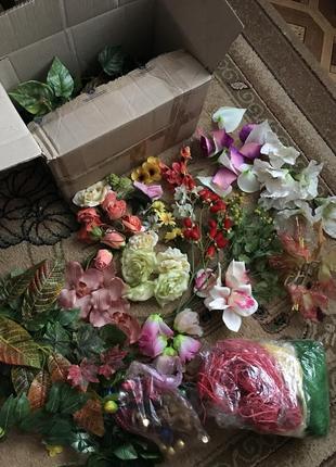 Ящик искусственных кивитов и зелени для композиций, венчиков.