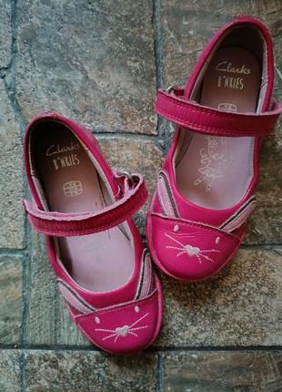 Шкіряні туфельки зайчики clarks р.27