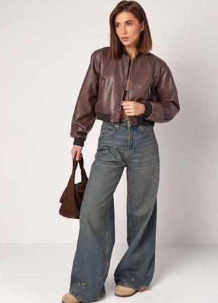 Жіноча куртка-бомбер зі шкірозамінника - коричневого кольору (230137)