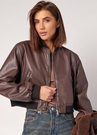 Жіноча куртка-бомбер зі шкірозамінника - коричневого кольору (230137)