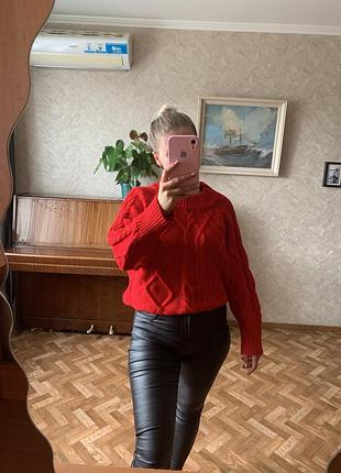 Красный свитер