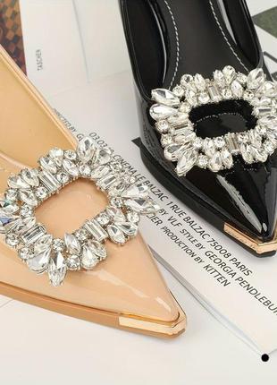 Брошка на взуття. прикраса на взуття.